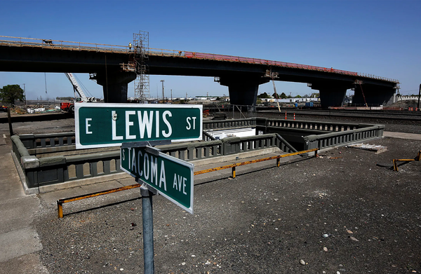 Un gran dolor de cabeza, el puente de Lewis Street  / A major headache: The Lewis Street Overpass